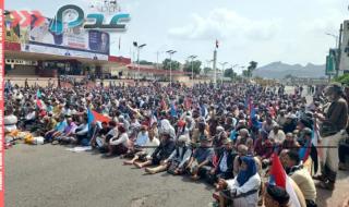 الآلاف يؤدون صلاة الجمعة ويتظاهرون في ساحة العروض بخور مكسر استجابة لدعوة الرئيس الزبيدي