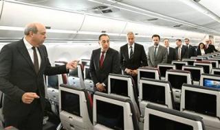 رئيس الوزراء يتفقد أول طائرة من طراز Airbus A350-900 بأسطول الناقل الوطني - الخليج الان