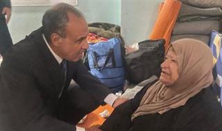 «لن نترككم وحدكم».. لقطات إنسانية من زيارة وزير الخارجية لمركز لإيواء النازحين بلبنان|صور - الخليج الان