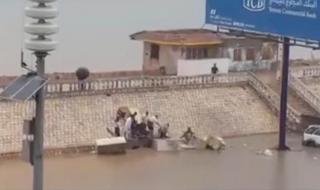 جهود شبابية لفك انسداد مجرى السيول على كورنيش المكلا