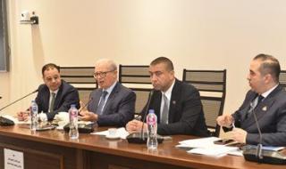 لجنة الصناعة تبحث مصير شركات قطاع الأعمال وبرنامج الطروحات وسط تأكيدات بحماية العمال - الخليج الان