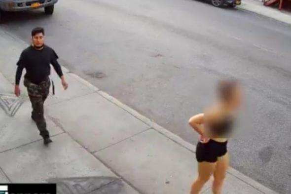 شاهد.. شاب يحاول اغتصاب فتاة وسط شارع في نيويورك