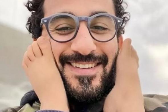 الممثل أحمد حلمي يفجر مفاجأة بعد مشاهدة زوجته منى زكي في (أصحاب ولا أعز)