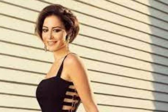 الممثلة المصرية منة شلبى بإطلالة أنيقة