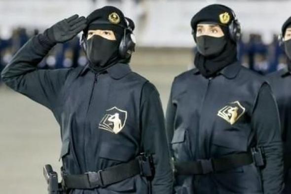 بالفيديو.. جميلات السعودية يشعلن مواقع التواصل بعرض عسكري جريء أثناء حفل تخرجهن