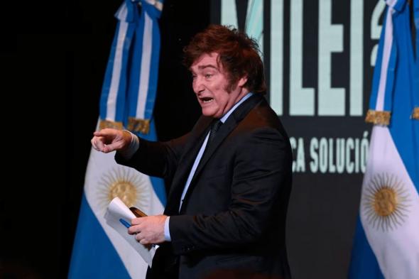 الرئيس الأرجنتيني يصف نظيره الكولومبي بـ"القاتل الإرهابي"