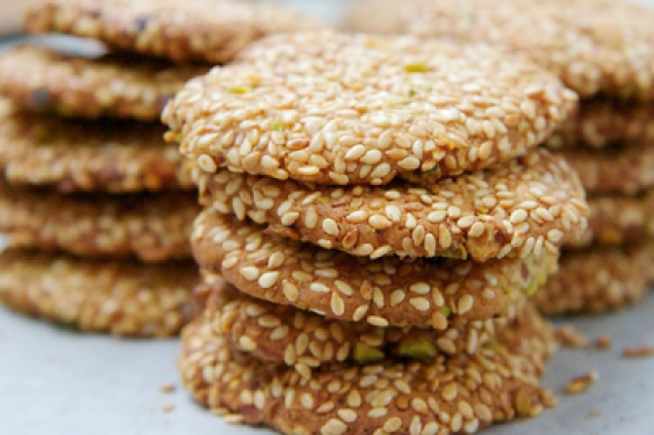 بمناسبة العودة إلى المدارس .. إليك أفضل طريقة عمل بسكويت بالسمسم في البيت جاهز للإفطار