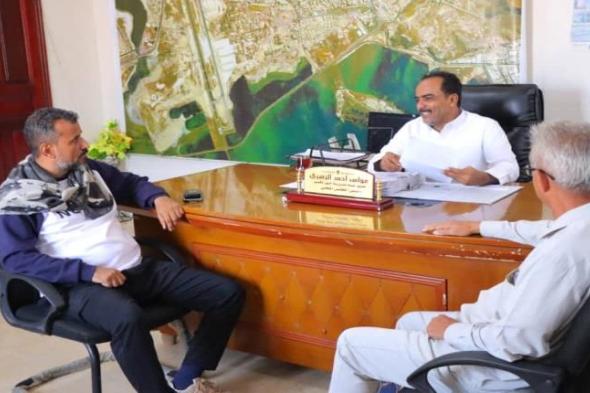 مدير عام خورمكسر يلتقي قيادة وأعضاء اللجان المجتمعية ويؤكد تعزيز الشراكة مع المكاتب الخدمية